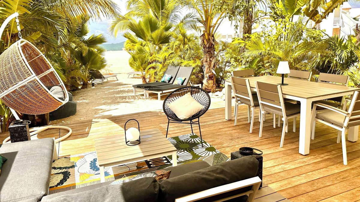 Nettle Bay House | On the beach, swimming pools, sea view! Magnificent 2 bedrooms King beds 2 baths 2 wc