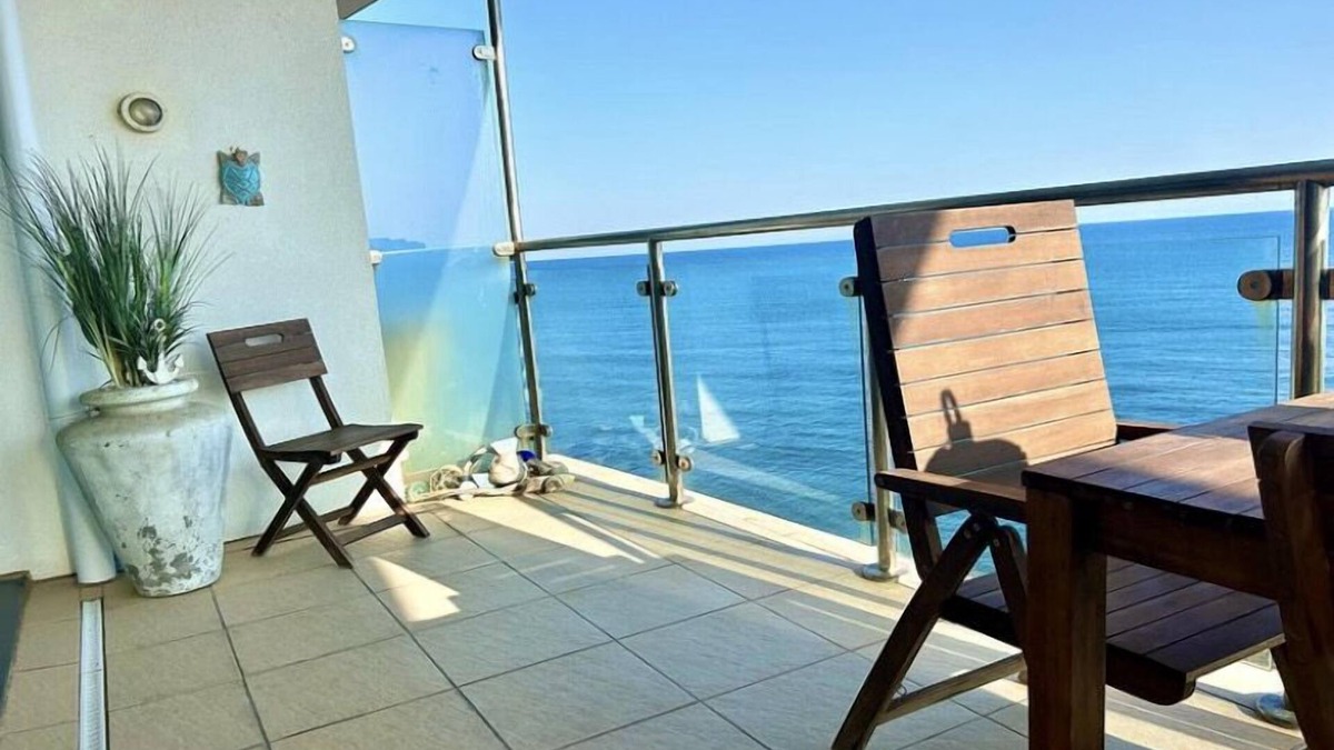 Westleigh Apartment | On The Beach! Village Located. Outstanding Sea Views from Master Bedroom Lounge