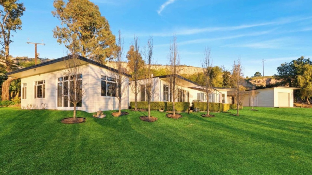 Jervois House | On The Bend- Absolute Waterfront Retreat