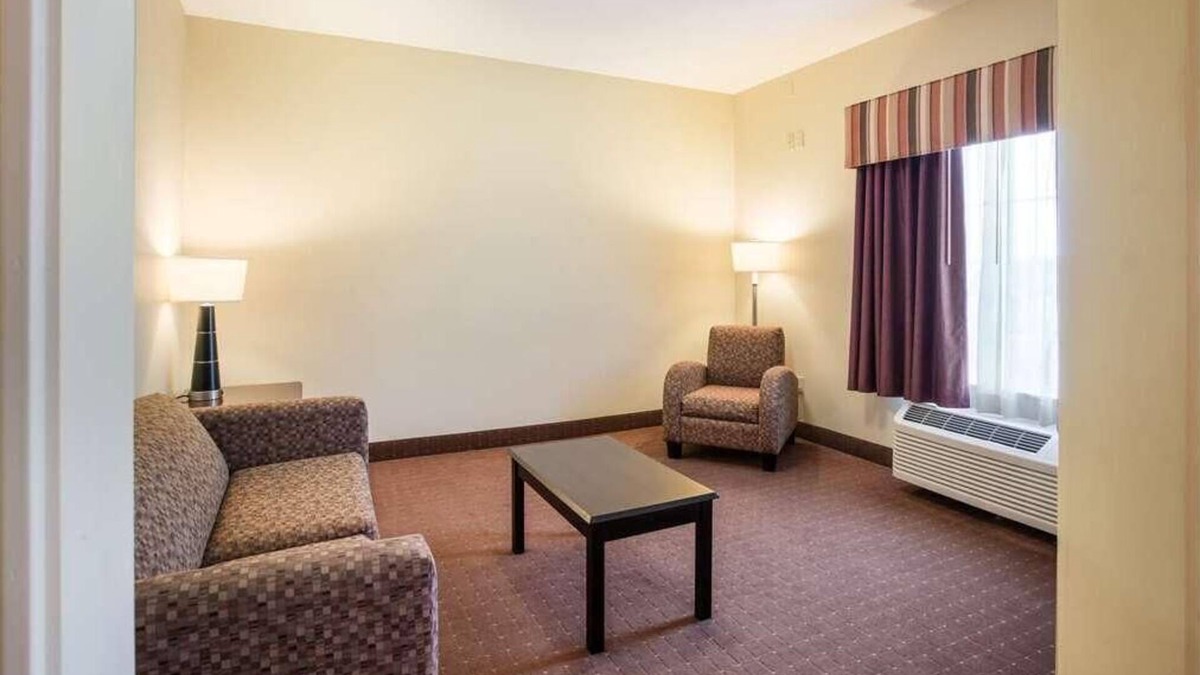 Saint Landry Hotel | On the Budget: Affordable Getaway at Knights Inn Bunkie! Free Breakfast, Pool