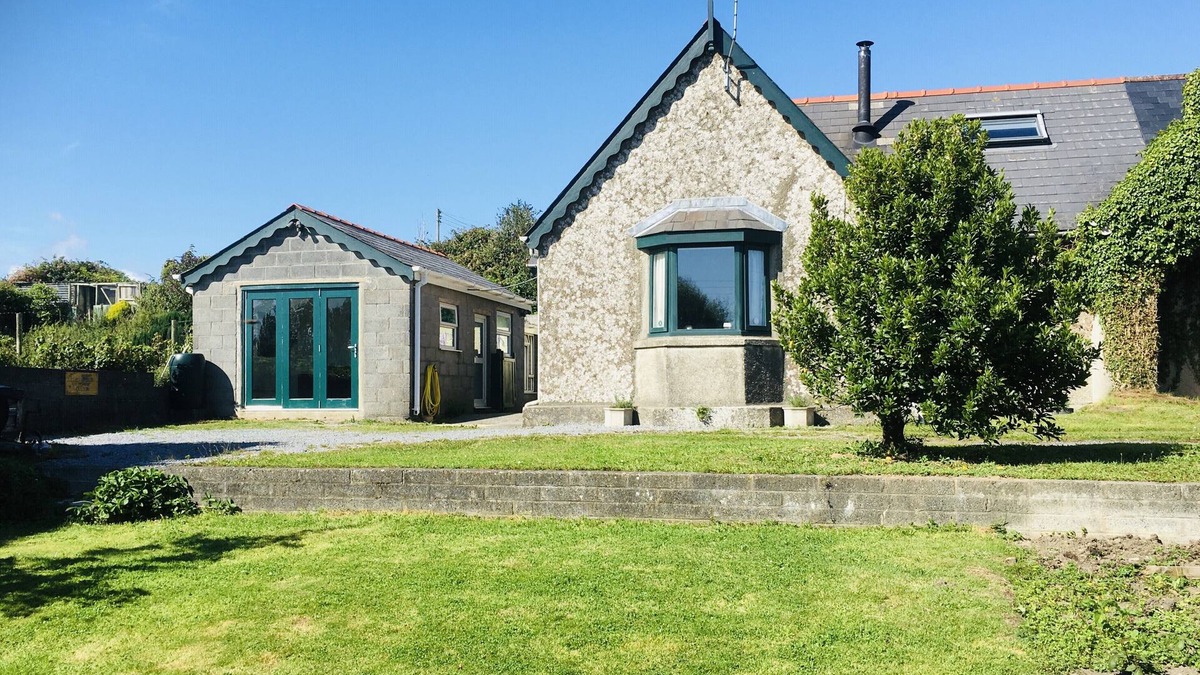 Castlemartin Cottage | On the coast path to Pembs Premier surf Beach and Pembroke castle
