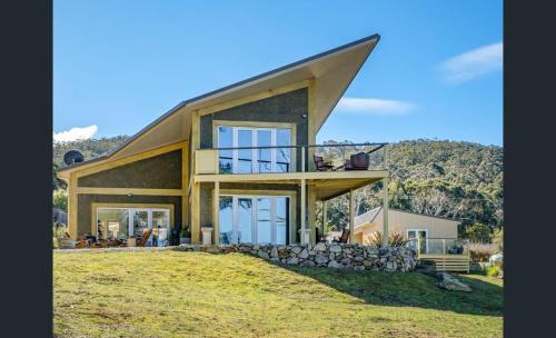 Lymington House | On the Huon River