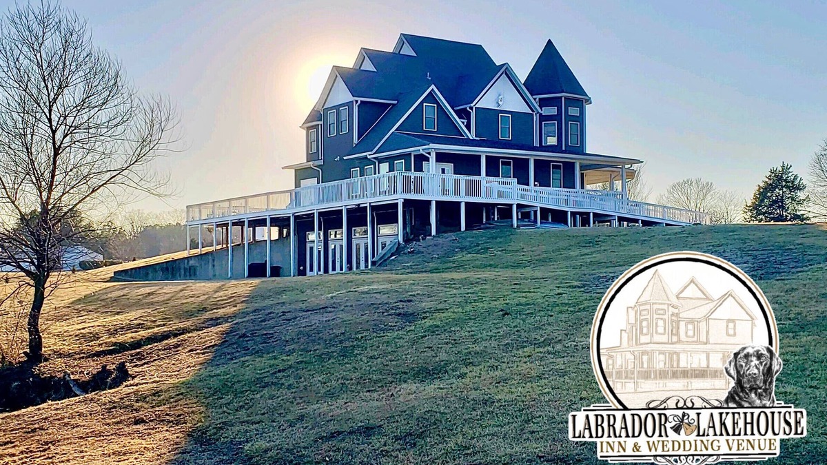 Murphysboro House | On the Lake & Wine Trail & a Perfect Getaway for 16+ With an ADA Suite!