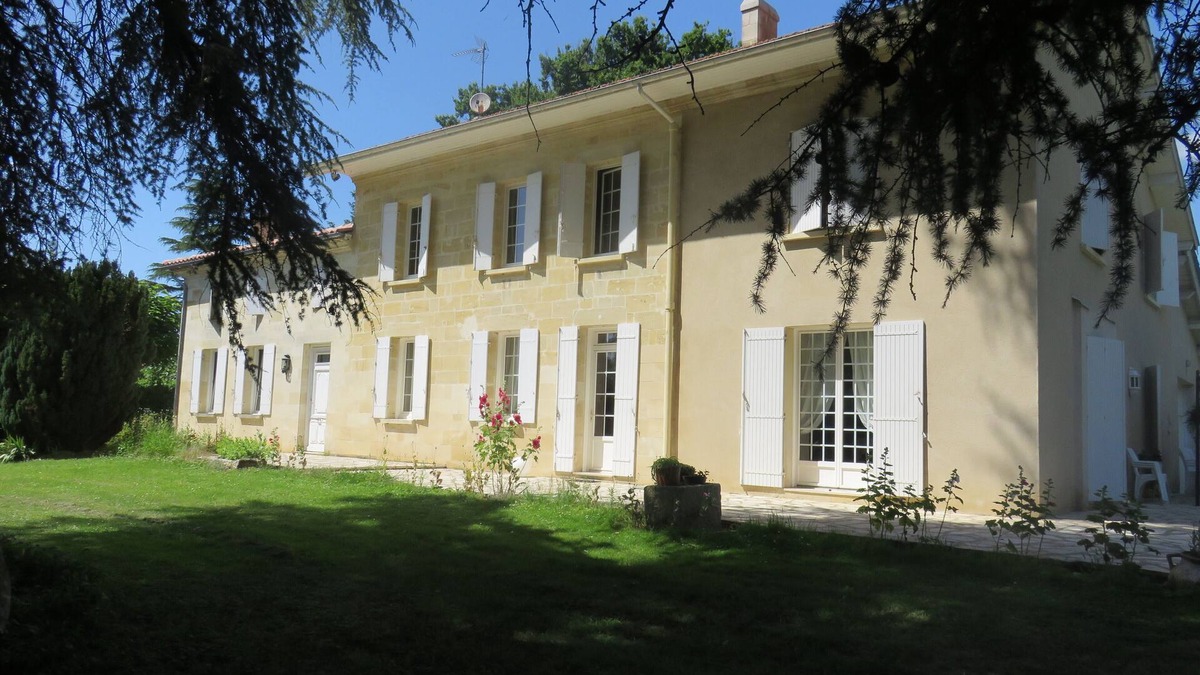 Sainte-Terre House | On the outskirts of St Emilion Le REFUGE DU PEINTRE is a charming house.