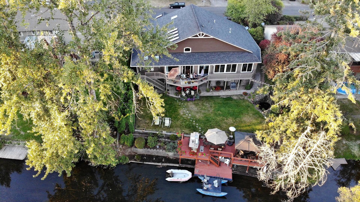 Harlow House | On the river with your own private boat and dock!Moments from downtown!