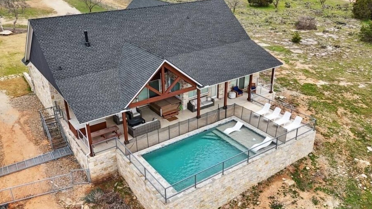 Palo Pinto County House | On The Rocks PK: Beautiful 5 Bedroom 3 bath home with pool and hot tub