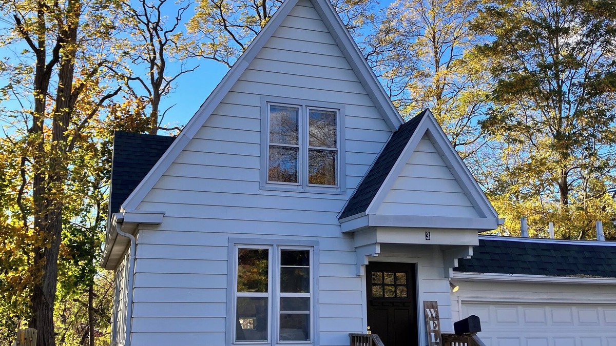 Sheboygan Falls House | On the Water in Sheboygan River Overlook