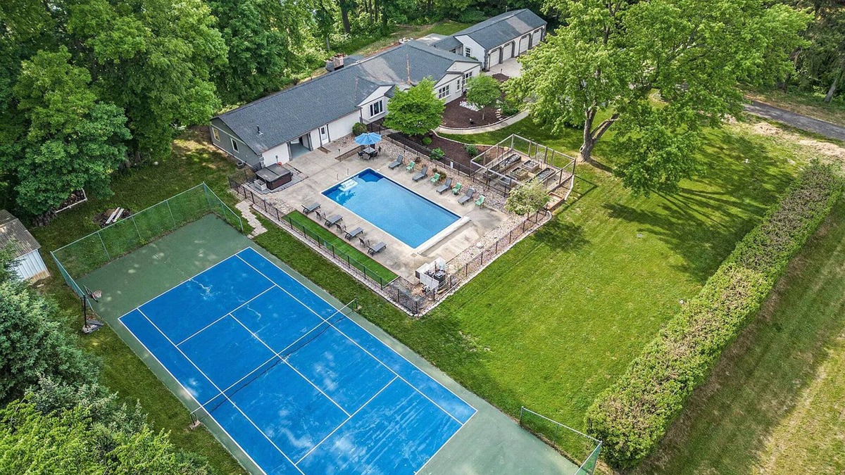 Niles House | On the Water, private Pool, large Hot tub, Kayaks, sleeps 16, escape to Michigan