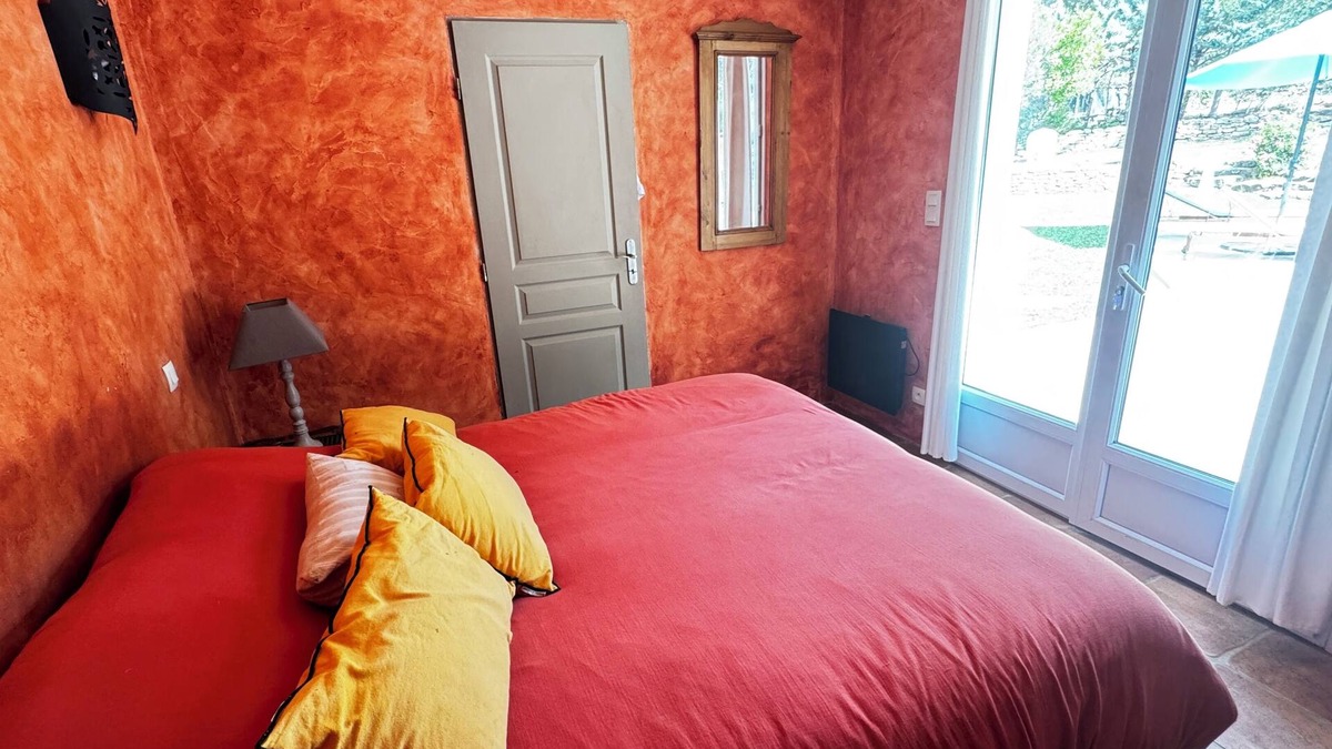 Le Castellet Bed & Breakfast | On the water's edge of Provence, between vines and olive trees