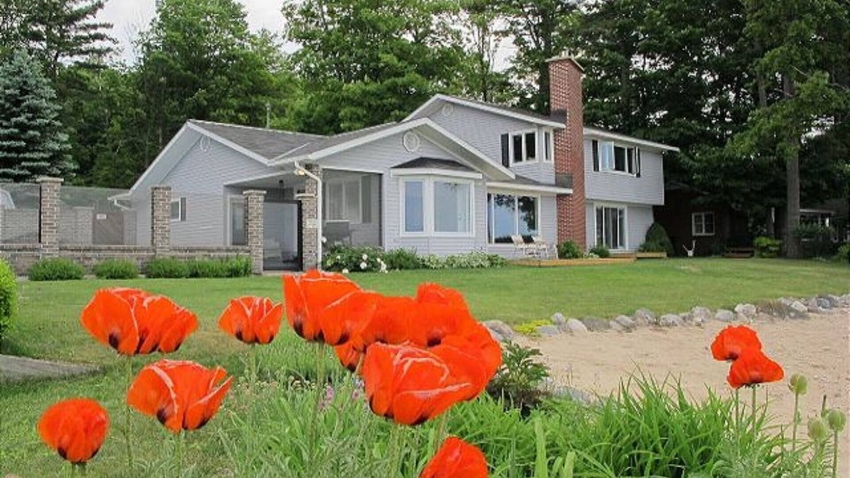 Traverse City House | On West Bay with Sandy Beach and Heated Pool