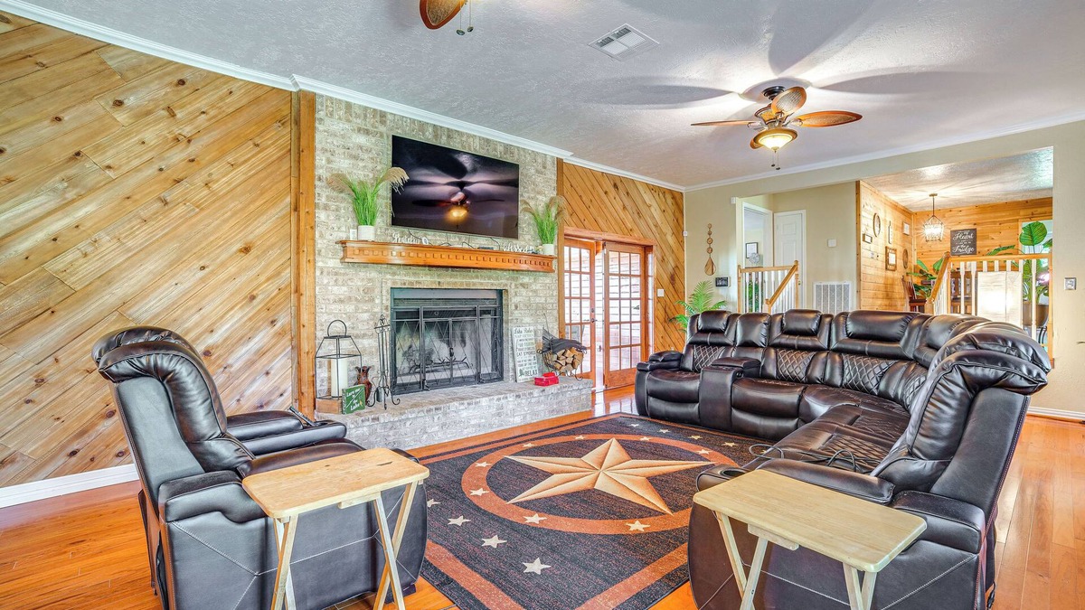Onalaska House | Onalaska Home w/Game Room, Sunroom & Lake View!