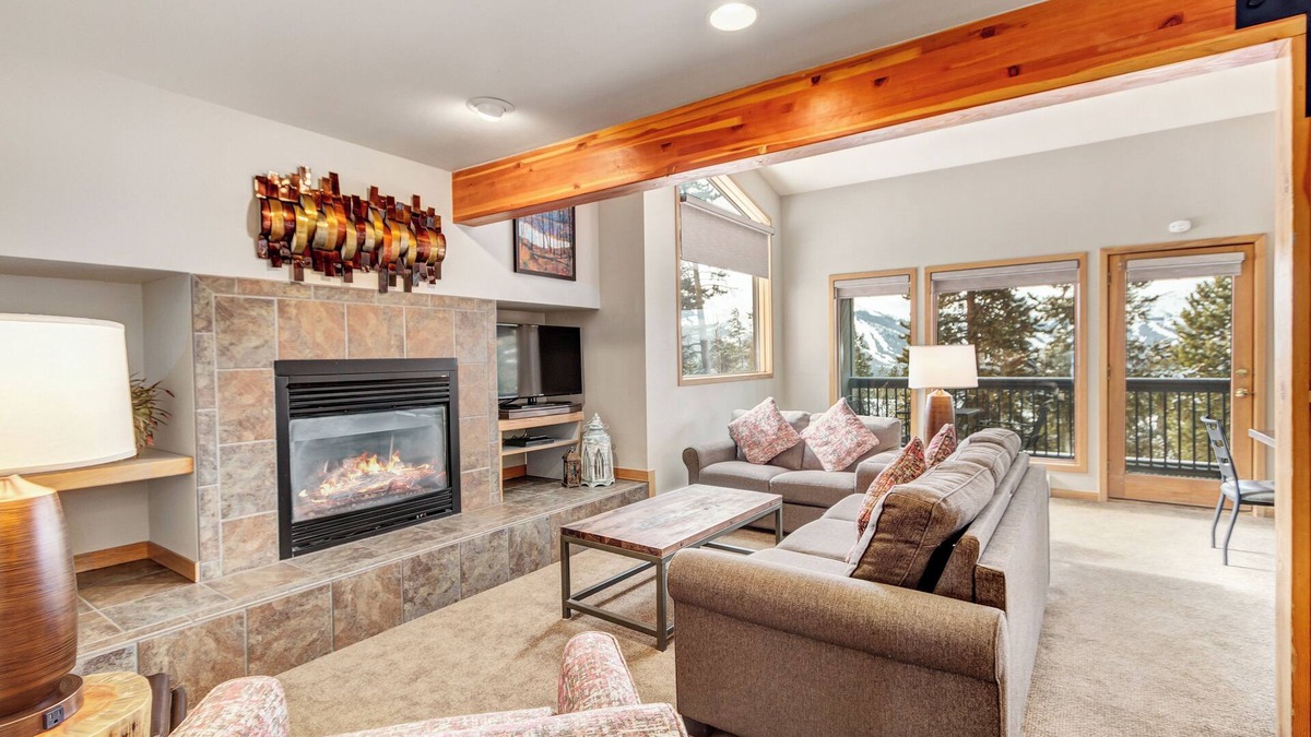 Baldy Mountain Condo | One Bdrm Condo. AMAZING VIEWS. On bus route. Pet friendly.