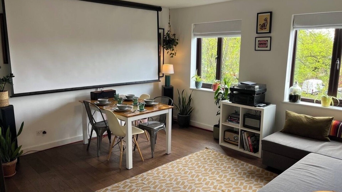 Lee Apartment | One bed flat with sofa bed, parking & home cinema