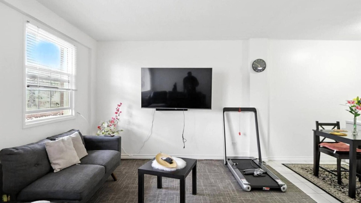 Mission District Apartment | One bedroom 1 bathroom mins from stampede grounds.
