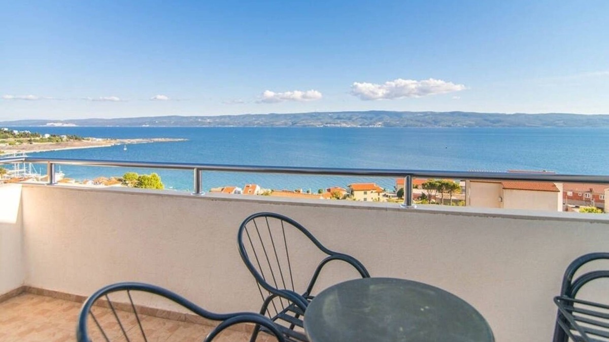 Dugi Rat Apartment | One bedroom apartment with terrace and sea view Mali Rat, Omiš (A-7482-a)