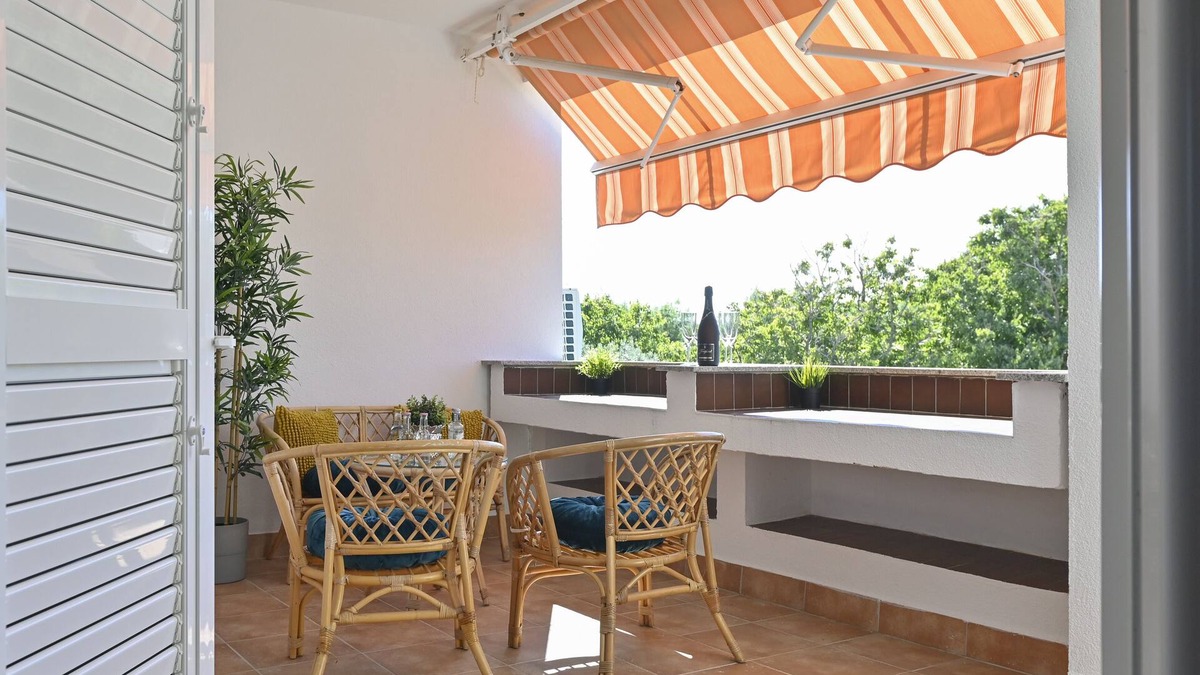 Gajac Apartment | One-bedroom Apartment With Terrace Close to the Beach