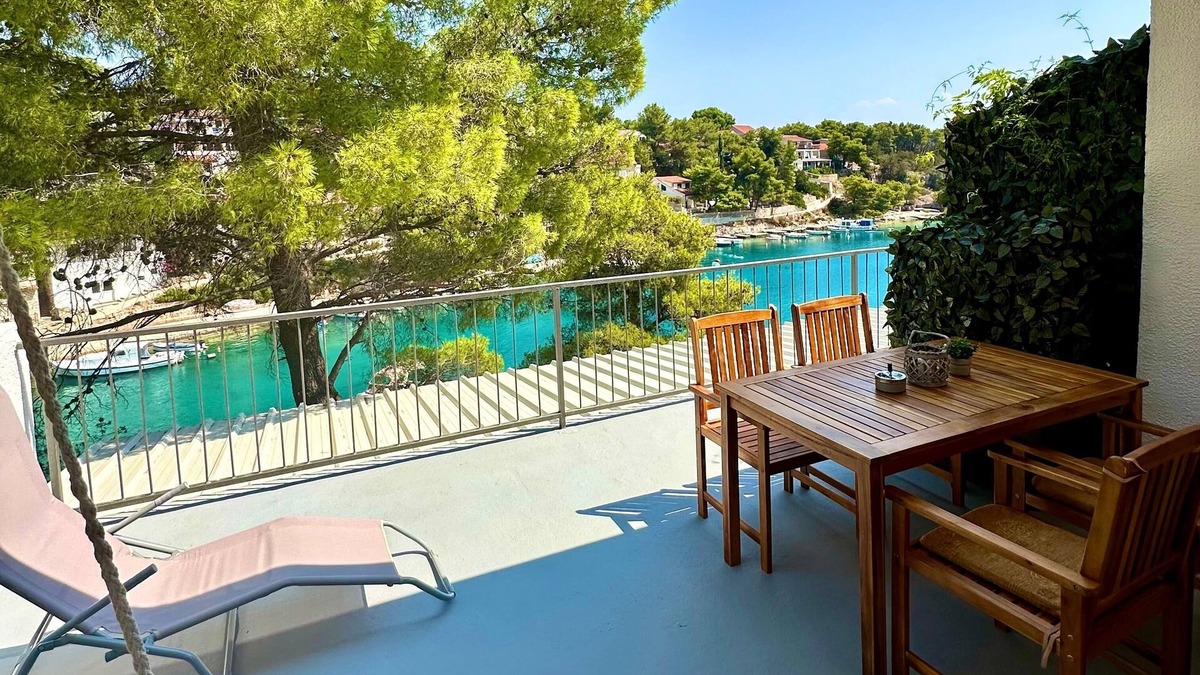 Cove Basina (Jelsa) Apartment | One bedroom apartment near beach Basina, Hvar (A-24120-a)