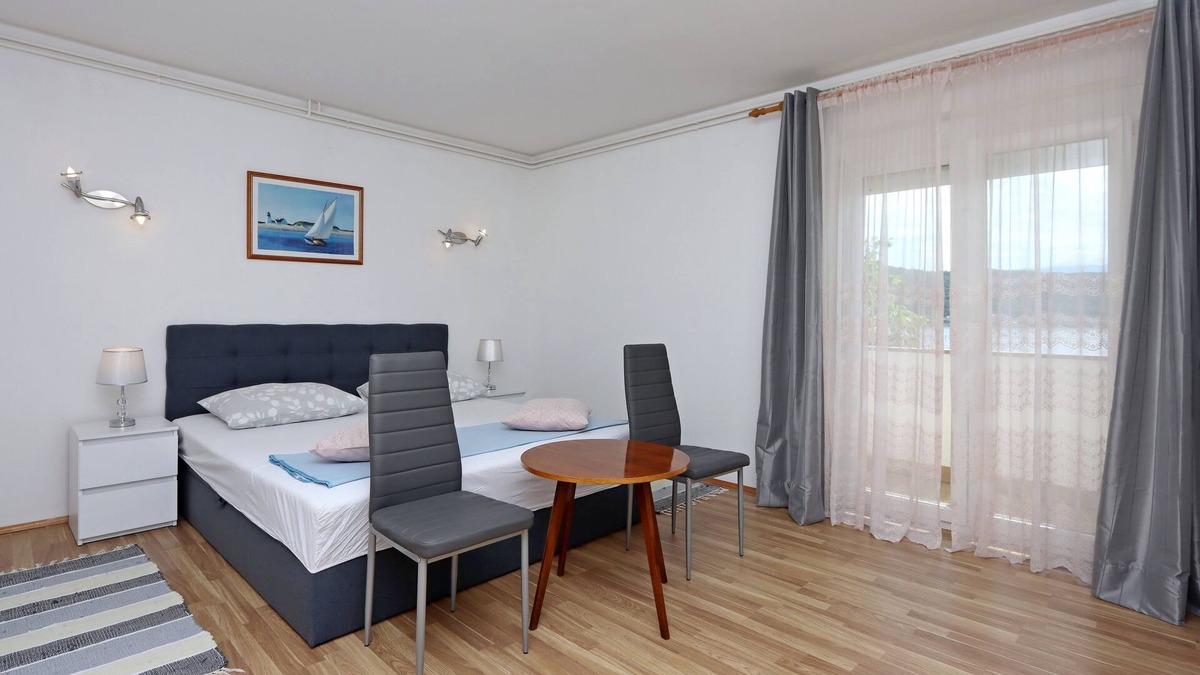 Rab Town Apartment | One bedroom apartment near beach Supetarska Draga - Gonar, Rab (A-18650-b)