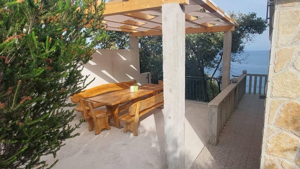 Milna Apartment | One bedroom apartment near beach Milna, Vis (A-8917-e)