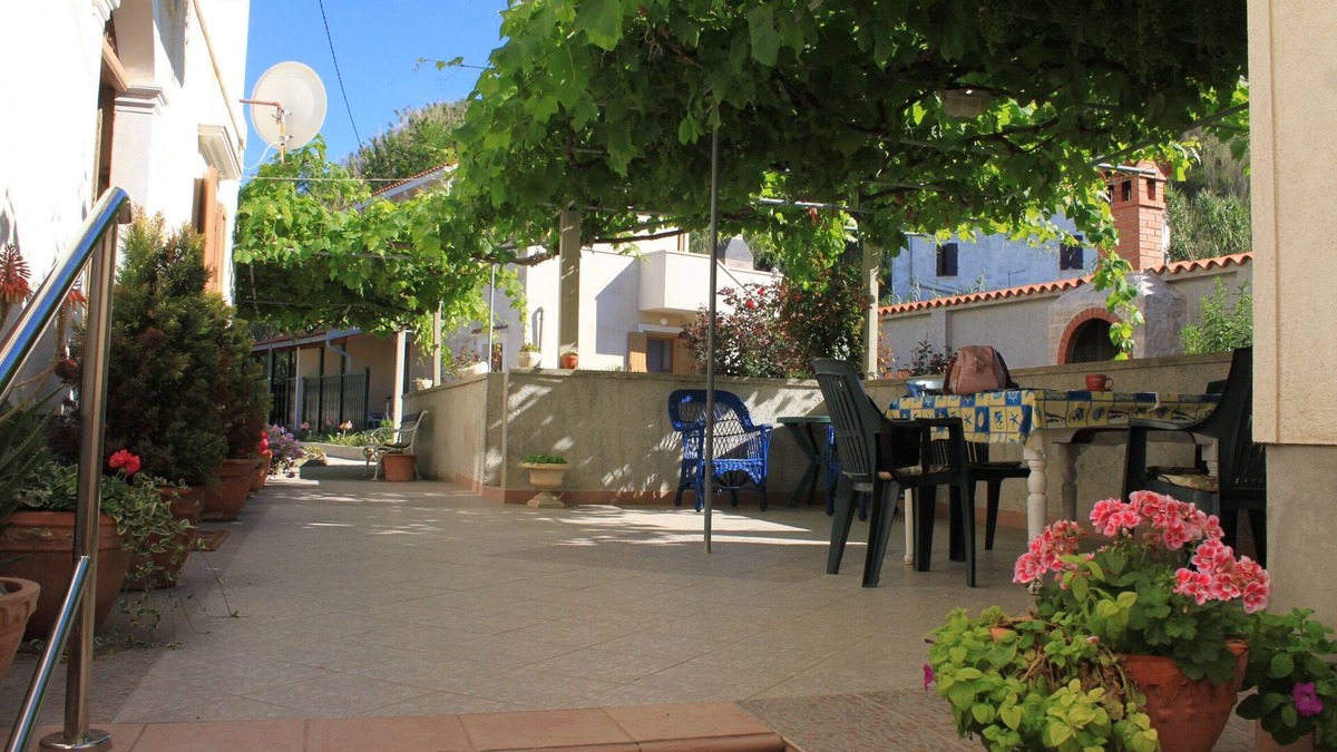 Susak Apartment | One bedroom apartment with terrace and sea view Susak, Lošinj (A-8050-b)