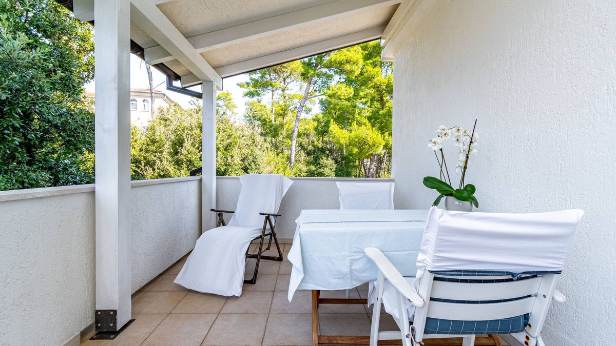 Rab Apartment | One bedroom apartment with terrace and sea view Banjol, Rab (A-5022-b)