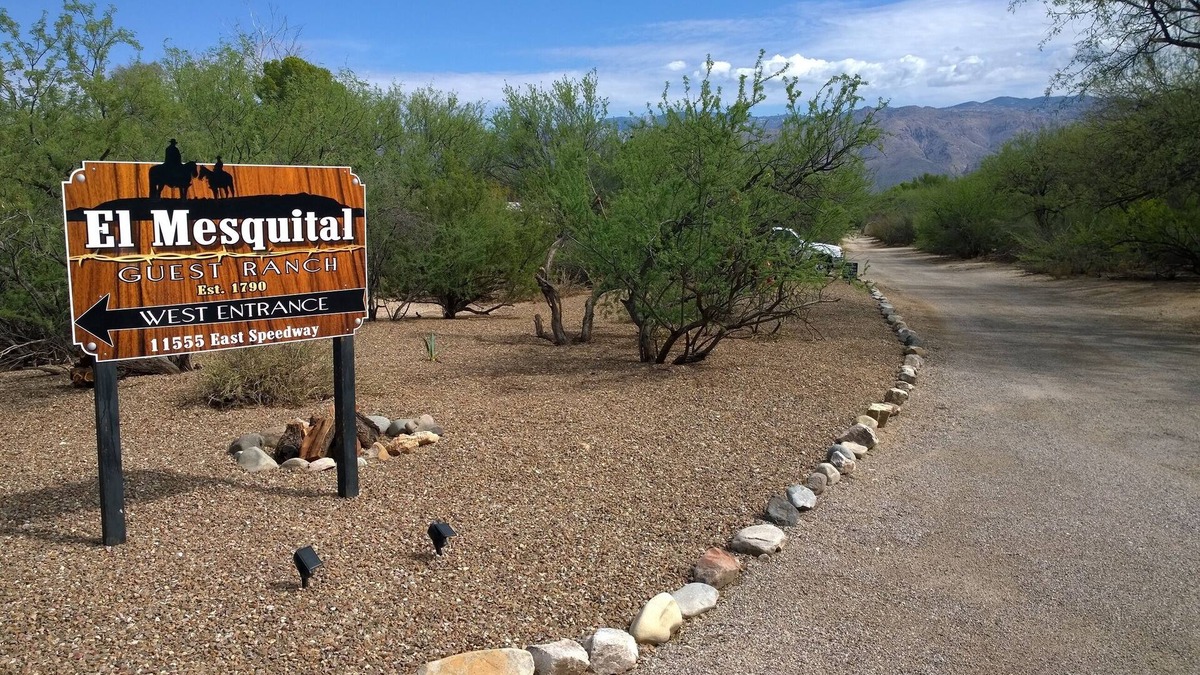 Tanque Verde Cabin | One Bedroom Casita on 10.5 Acre Guest Ranch with full kitchen, bath and laundry.