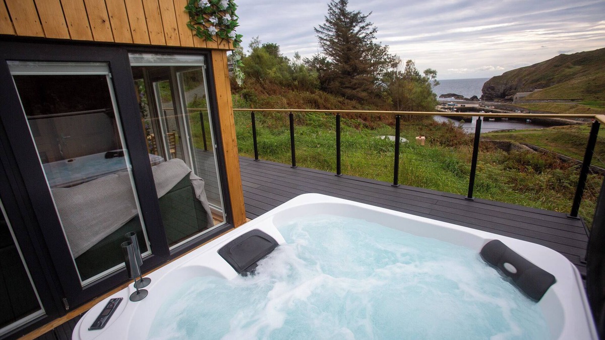 Lybster Cabin | One-bedroom chalet Highland retreat. Breath taking sea views from hot tub