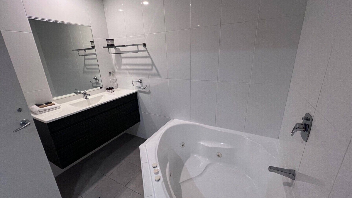 Hamilton Apartment | One Bedroom Deluxe Spa Apartment