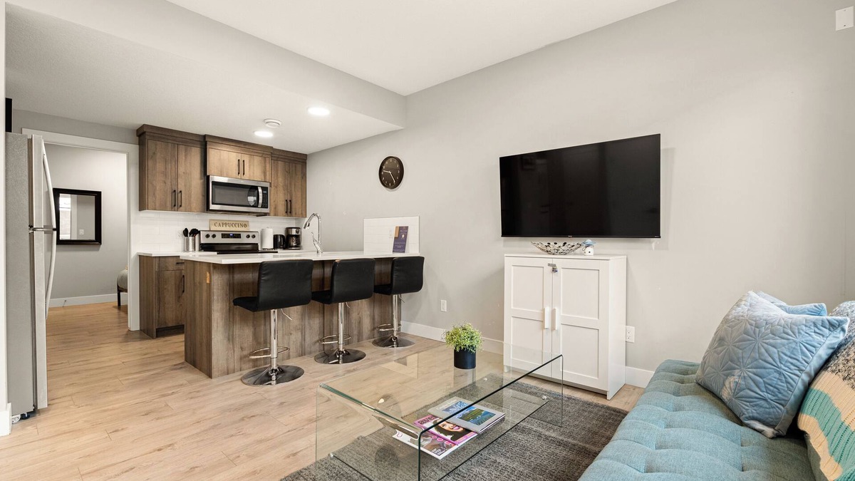 Hillhurst Apartment | One Bedroom home, Central Hillhurst, Sleeps 3, Insuite Laundry