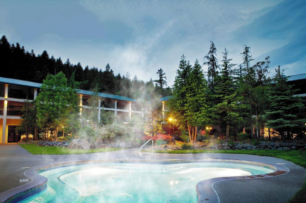 North Bonneville Resort | One bedroom Jacuzzi Suite Mountain View