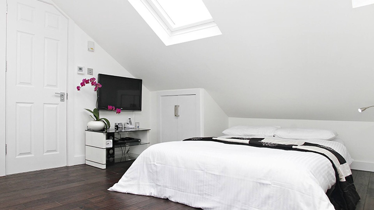 Hammersmith Broadway Apartment | One bedroom Penthouse with balcony