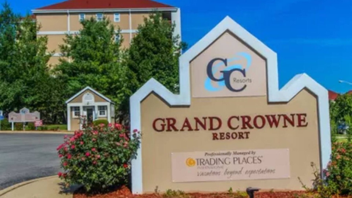 Branson Condo | One Bedroom Suite (949 sq ft) on top of foothill of Ozarks near center of strip