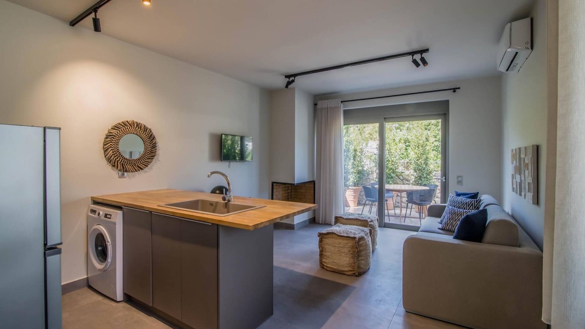 Episkopos House | One-Bedroom Suite Garden View