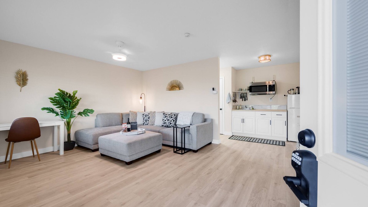Healdsburg House | One Bedroom Townhouse with Vineyard Views!