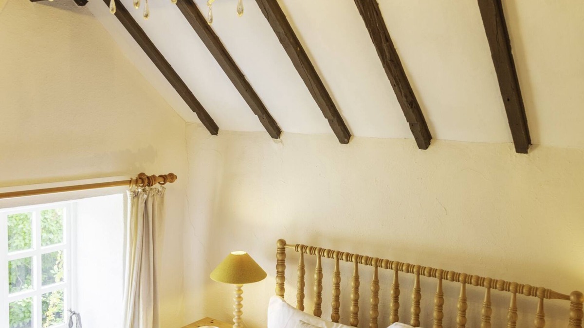 West Heslerton Apartment | One bedroomed holiday cottage that sleeps up to 2, with off road car parking and shared indoor pool