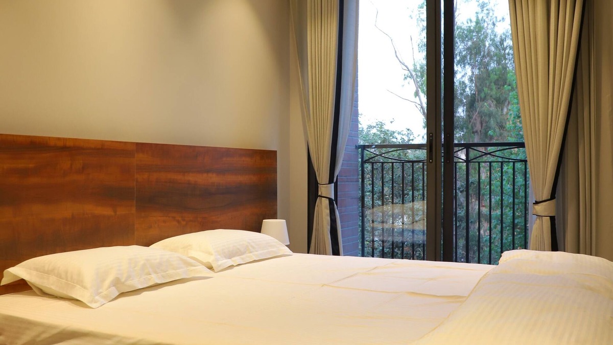 Lajpat Nagar Apartment | One BHK in the heart of South Delhi & Famous Shopping District/Metro Access