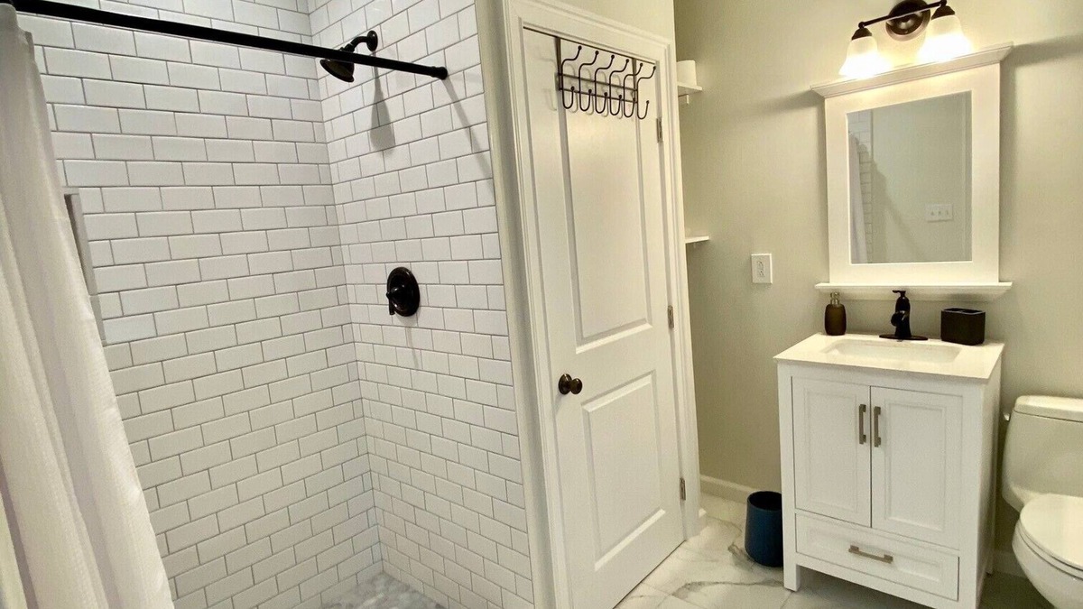 Ventnor City Apartment | One block to the beach/one block to Margate/steps to restaurants