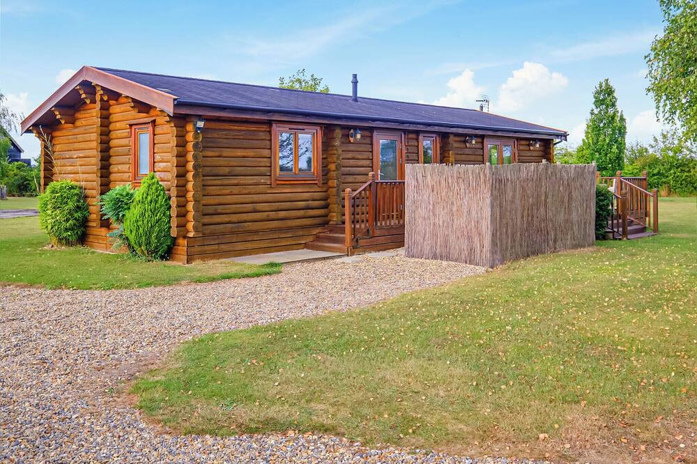 Woodbridge Ski Chalet | One double with en suite shower and one twin.