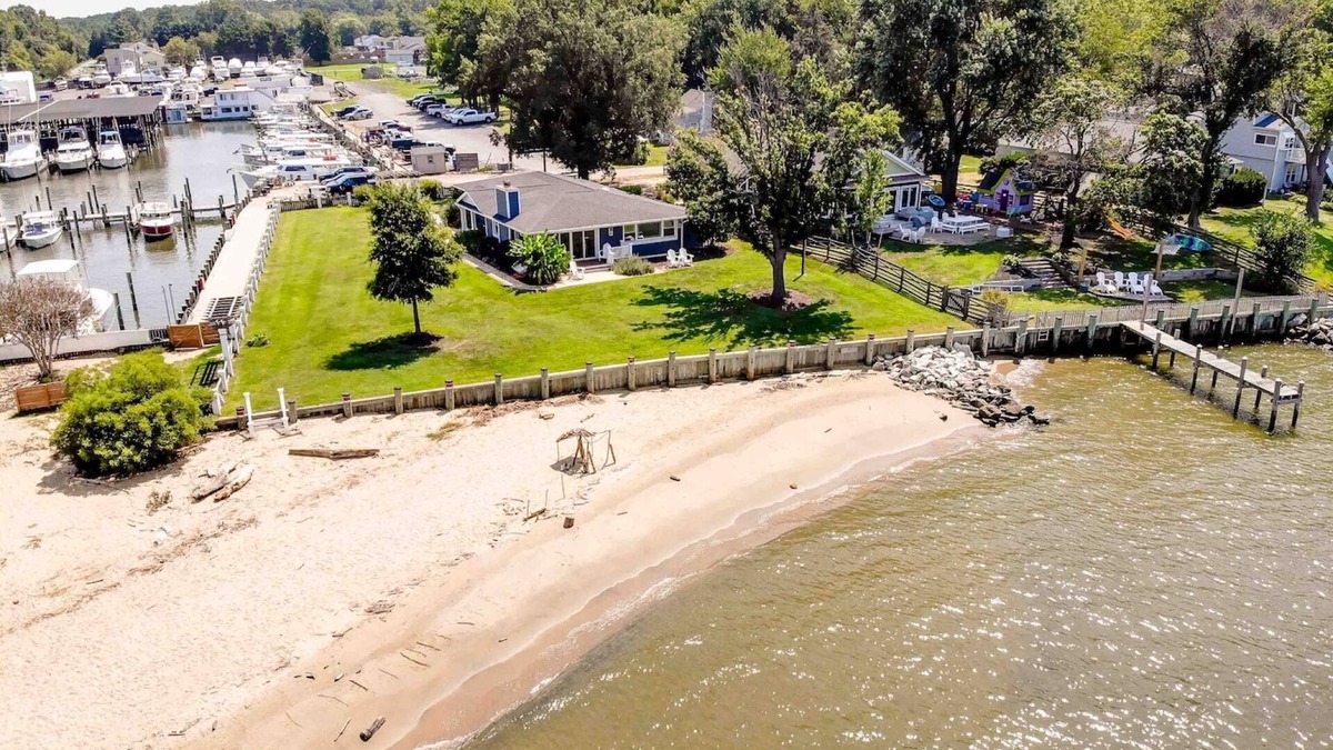 Stevensville House | One-level waterfront home with beach and stunning views all the way to the Bay Bridge
