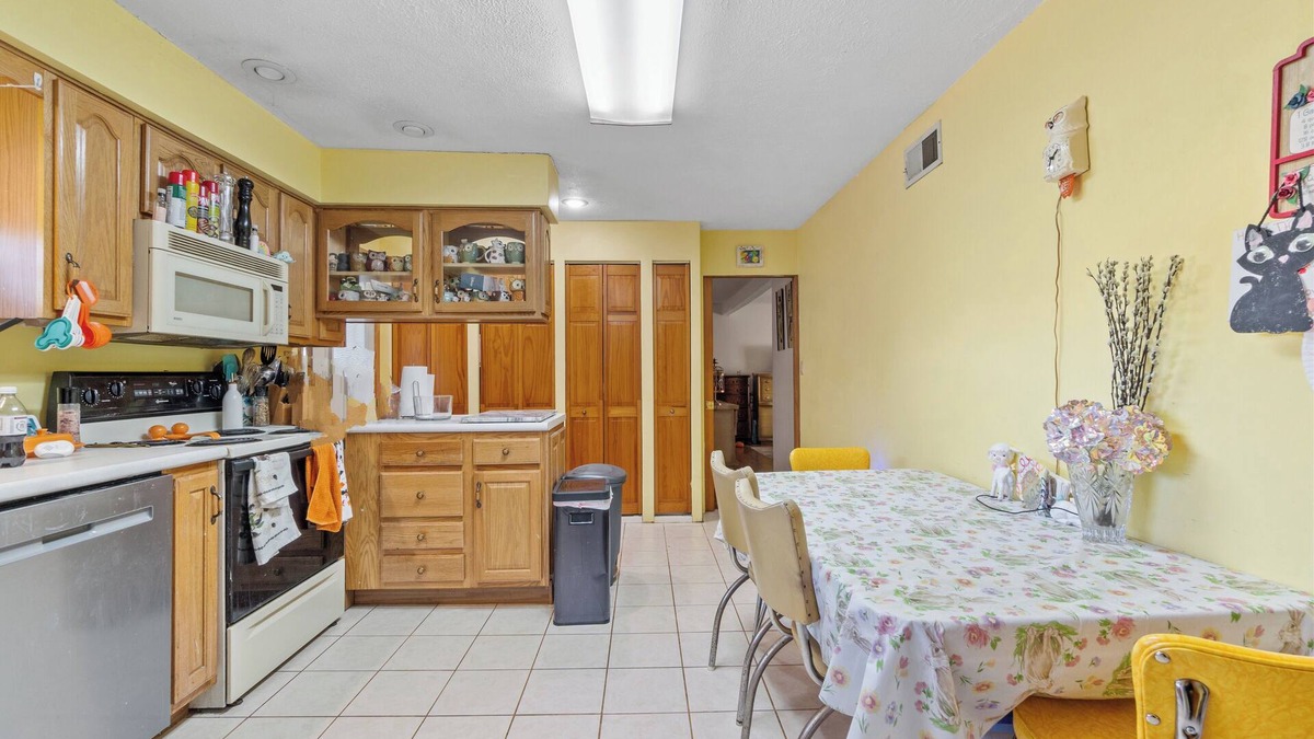 Plum House | One mile from the US Open with 3 en suites!