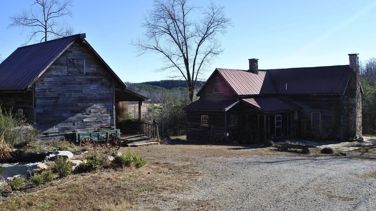 Rutherfordton House | One of a kind historic farmhouse 10 minutes from Tryon Equestrian. Speaks French