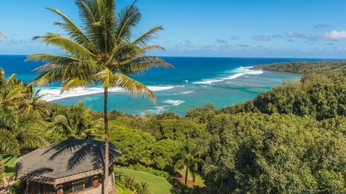 Kilauea House | One-of-a-kind home on the North Shore, beach views