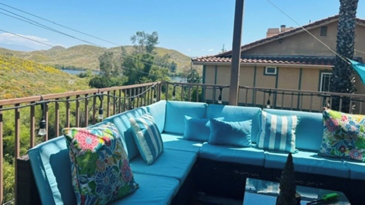 Temecula House | One-of-a-kind home on Lake in Canyon Lake with Hot Tub 30 Day Min