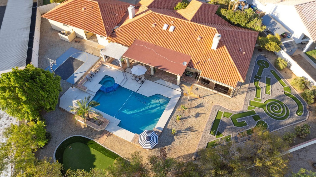Mesa House | One-of-a-Kind Home w Mini Golf + Pool & Spa Tub