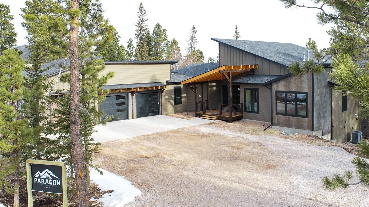 Deadwood Cabin | One-Of-A-Kind Perfection! w/Bathroom for All Bedrooms, Arcade games & More!