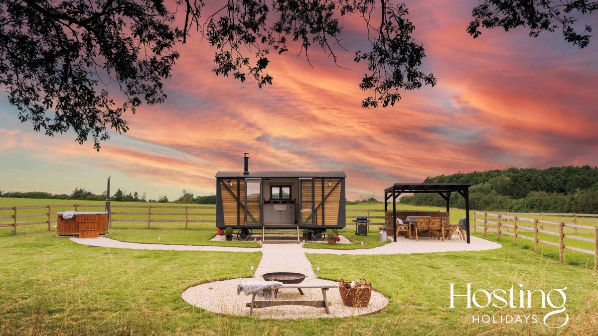 Thame Apartment | One Of A Kind Shepherds Hut With Incredible Views