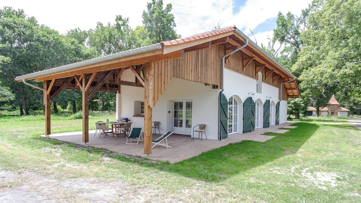 Aureilhan House | One-story house in a forest park on the shore of the lake, ocean 8 km away.