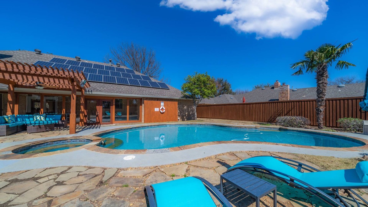 Hunters Glen House | One Story House, King Beds, TV in all bedrooms, Desks, Grill and Pool.