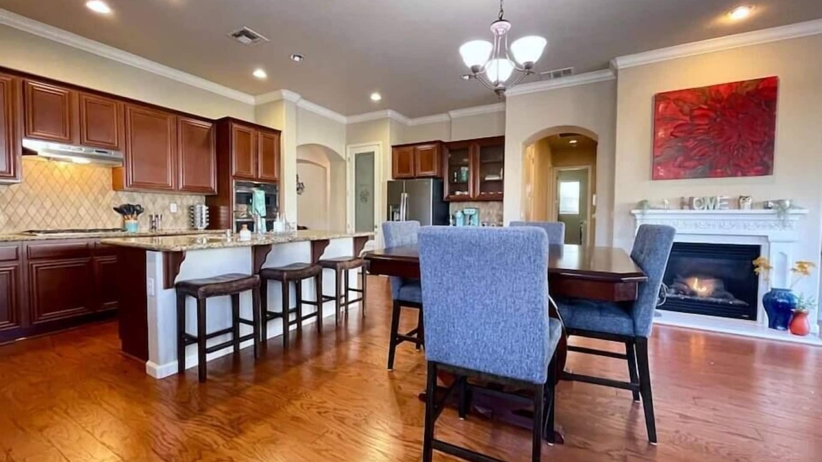 West Sacramento House | One Story, Pet & Family Friendly, Fireplace
