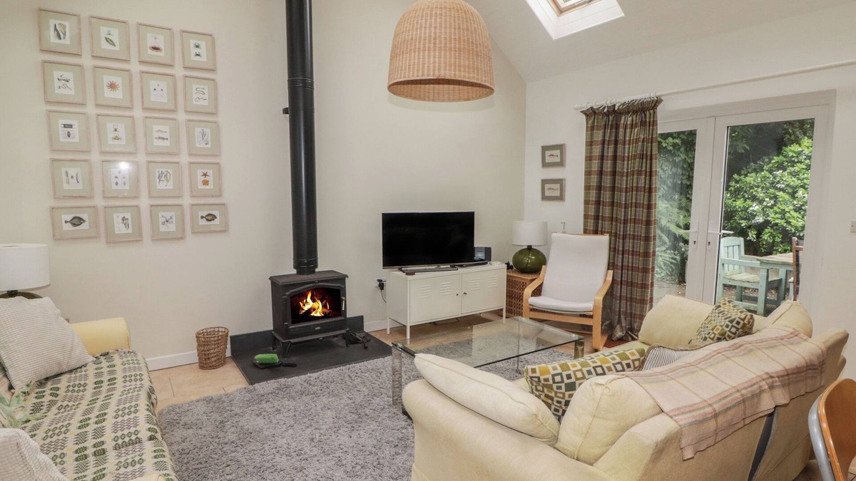 Dinas Cross Cottage | ONE TREE HOUSE, pet friendly, with open fire in Dinas Cross